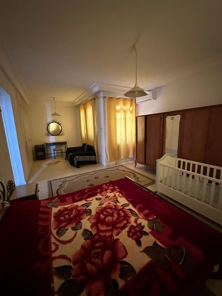 Spacieux étage villa richement meublé