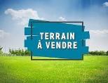 Terrain nu sur voie goudronnée
