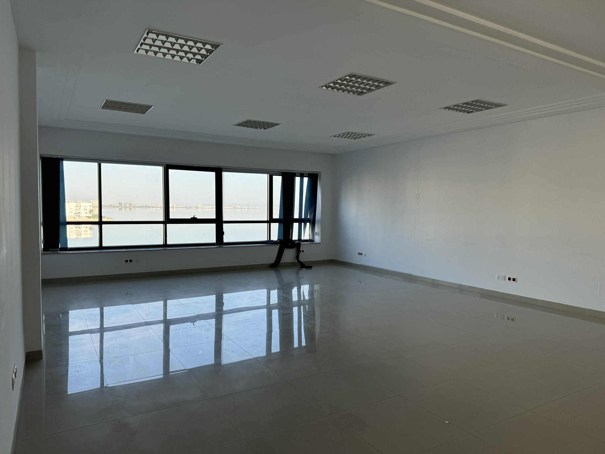 Super bureau 650 m2 avec vue sur lac