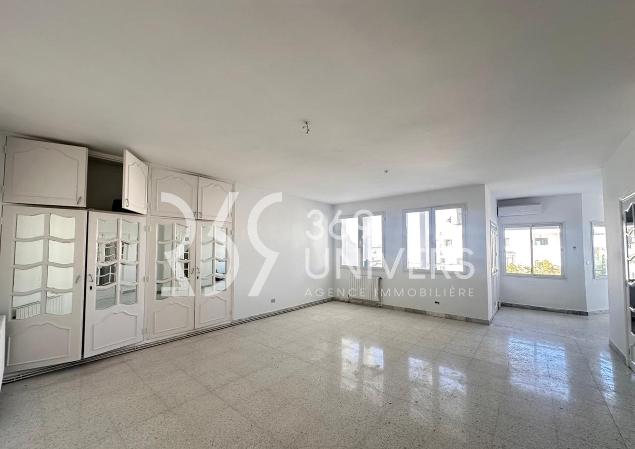 Appartement avec terrasse à la marsa ref ra115