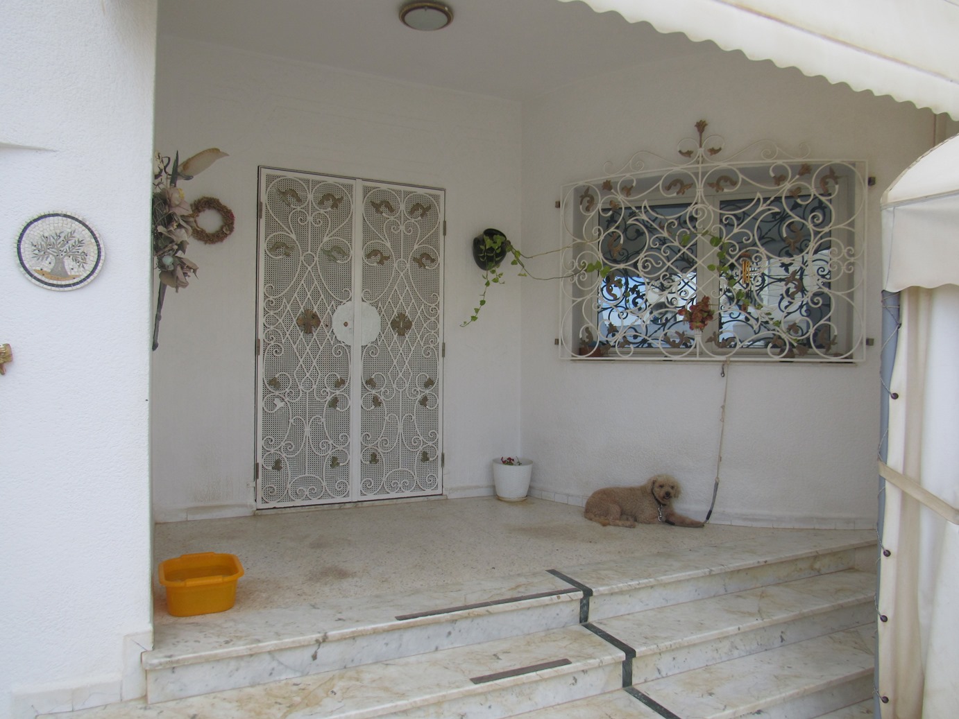 Villa orientée est bien située