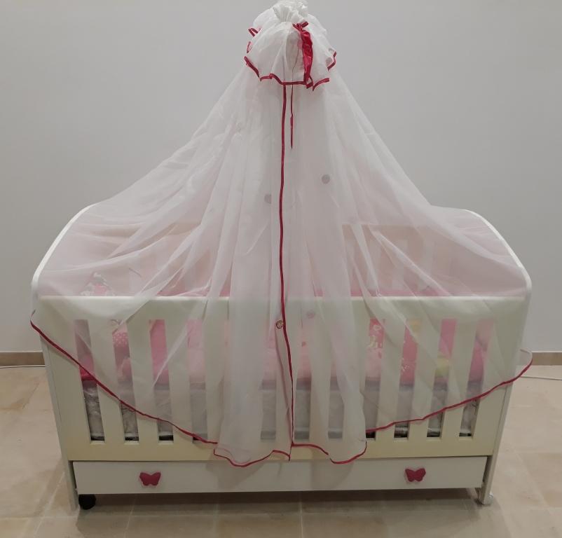 Lit de bébé avec ses équipements