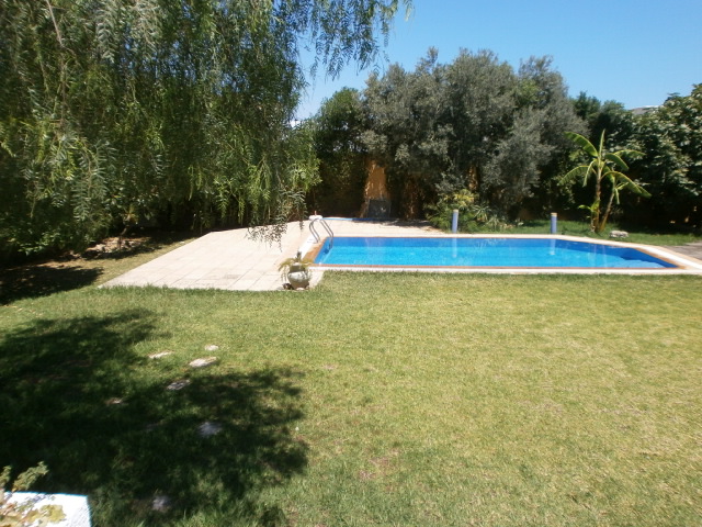 Villa grand jardin et piscine