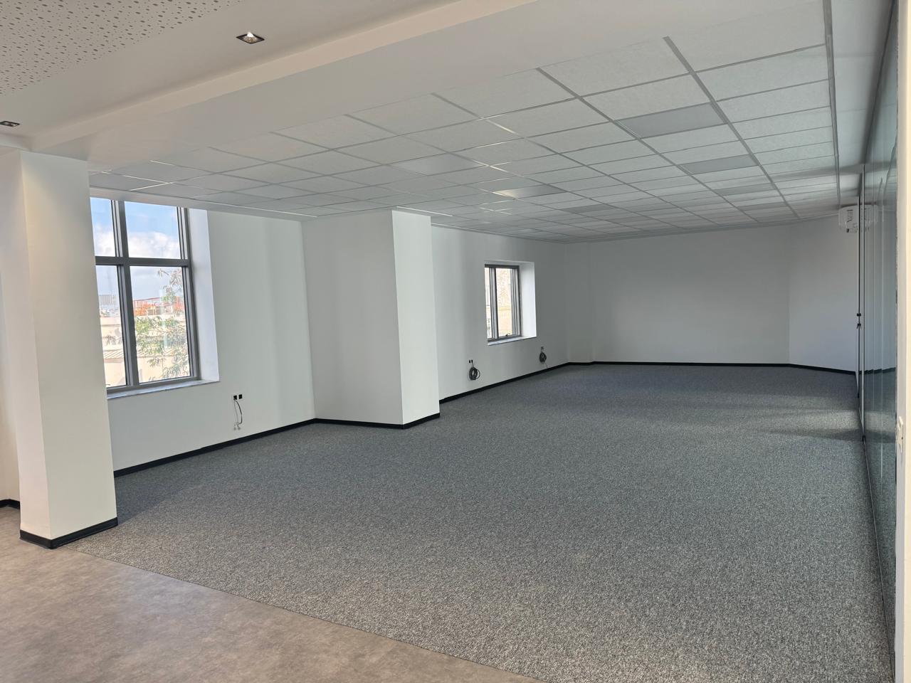 Bureau neuf 300 m2 au lac 1