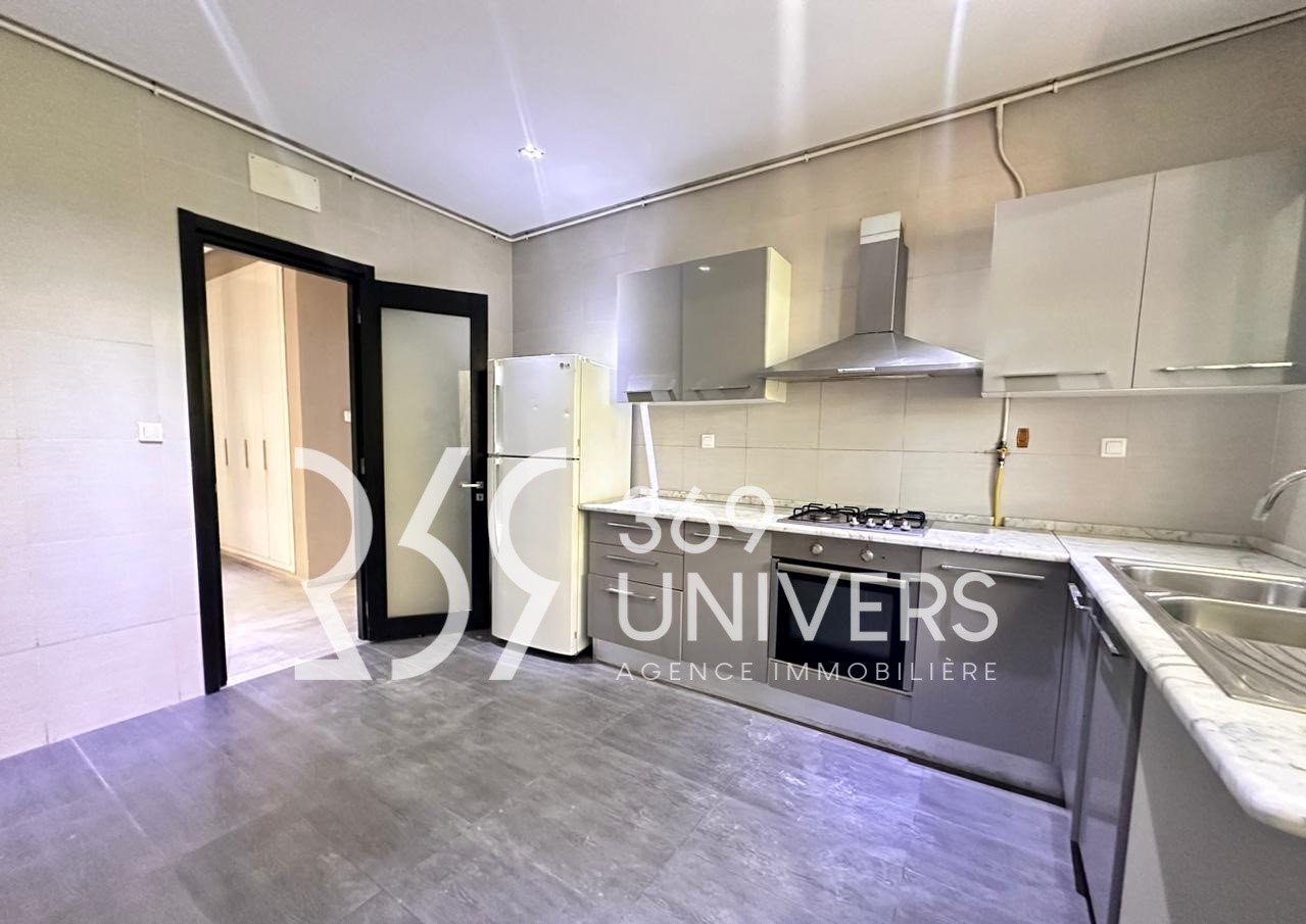 Appartement avec terrasse à la marsa ref ra164