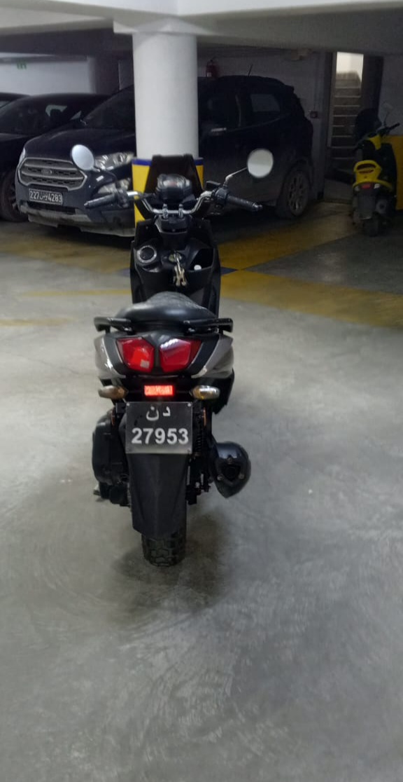 Deux motos piaggio si et yamaha tmax 125