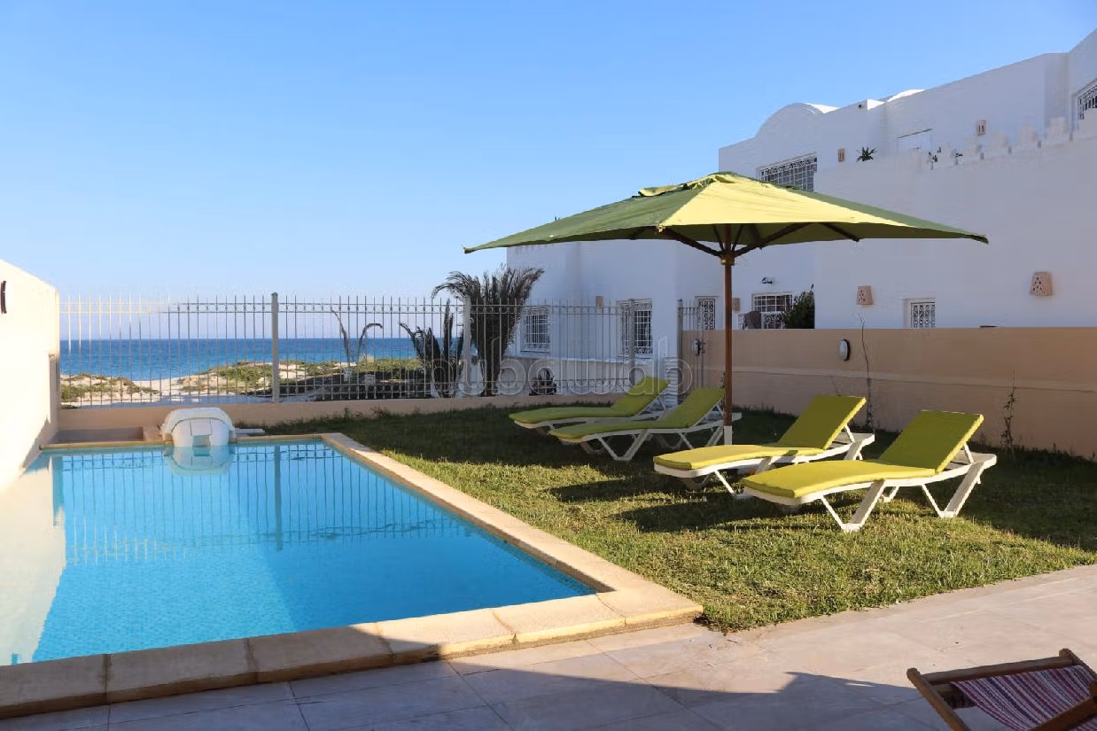 Villa pieds dans l'eau avec piscine à kélibia