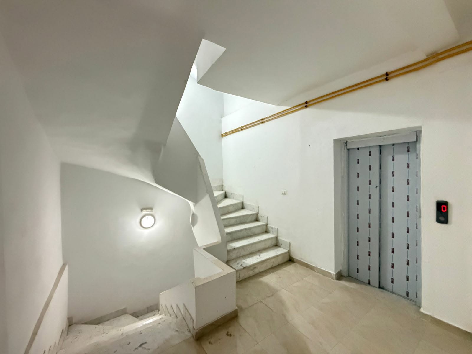 Immeuble neuf 1866 m à bab saadoun