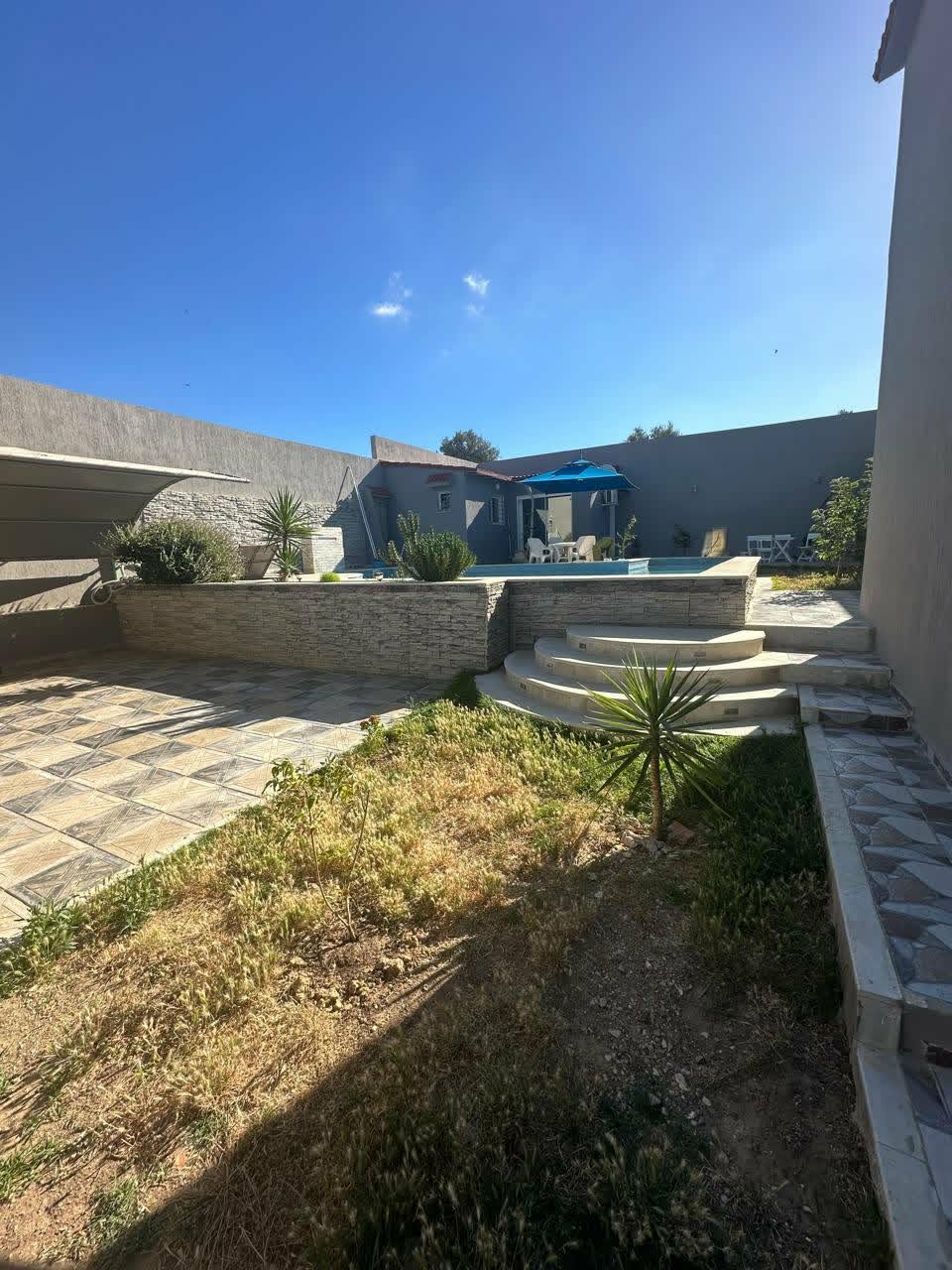 Villa standing angle 2 rues