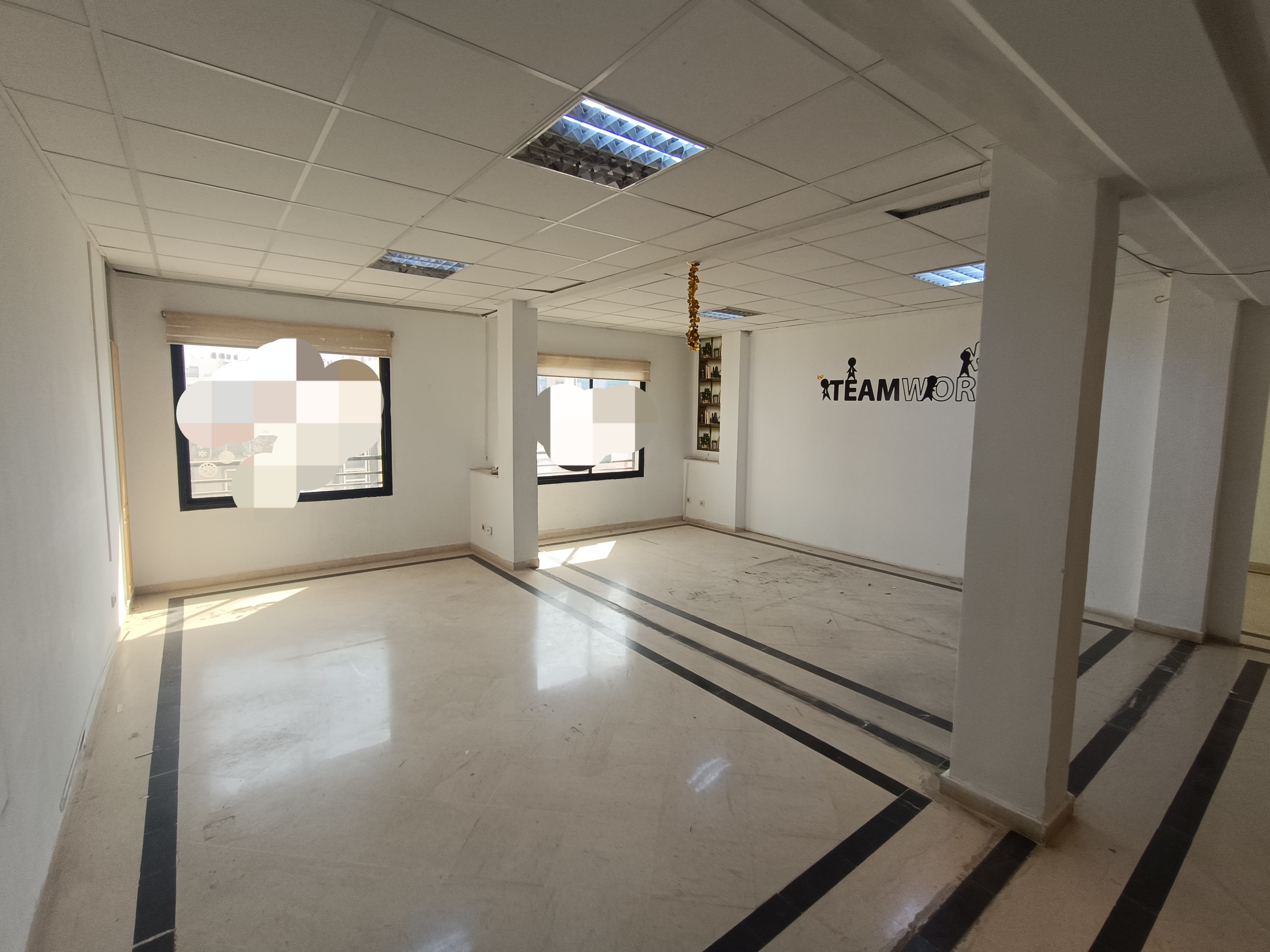 Bureau open space et une pièce