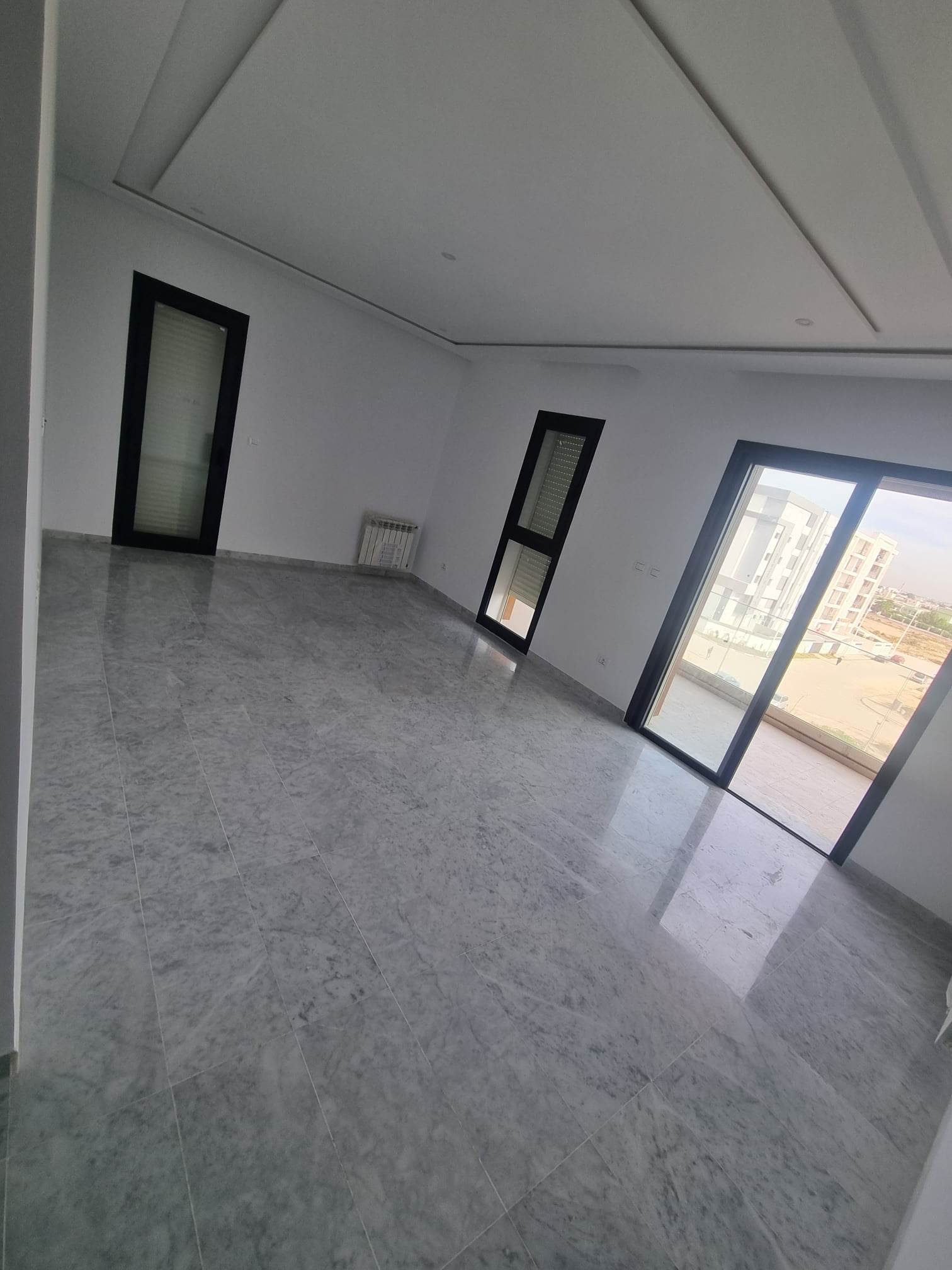 S plus trois très ensoleillé avc un large balcon
