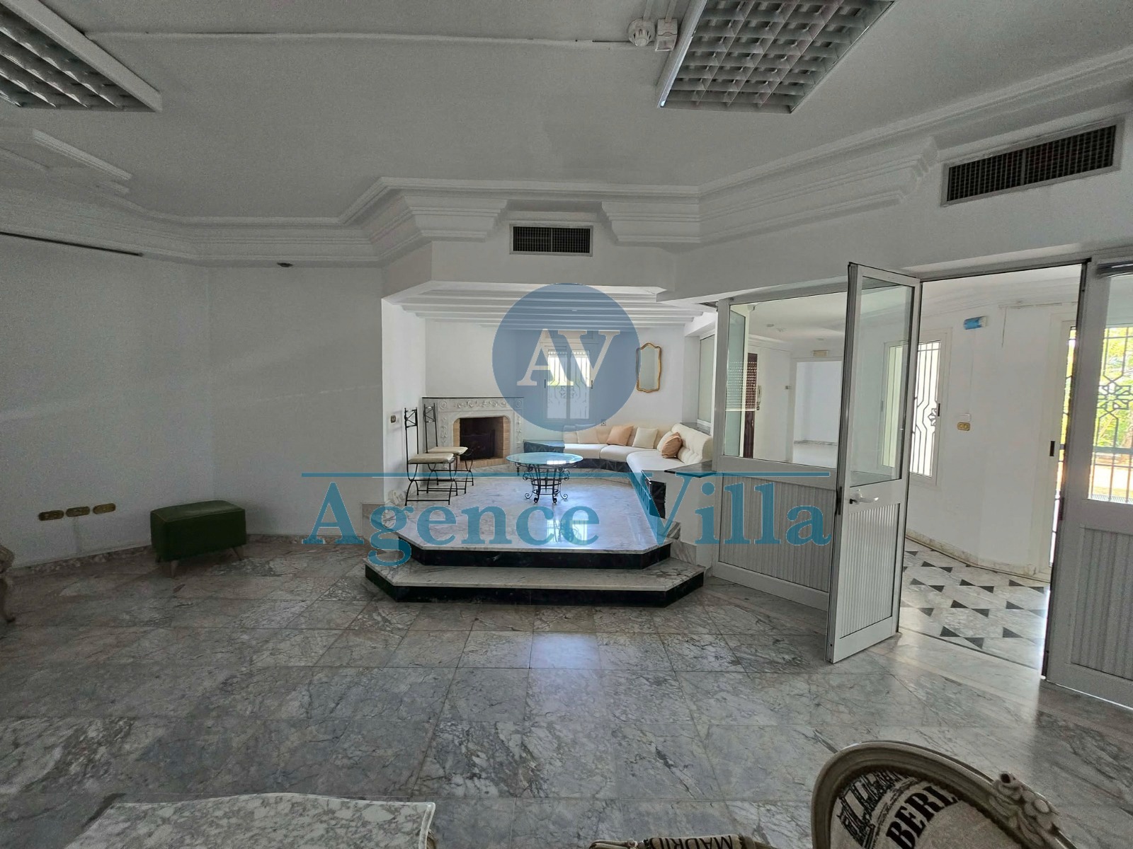 Une villa à usage bureautique au lac 1