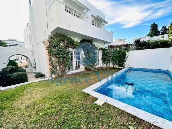 Une villa avec piscine à carthage amilcar