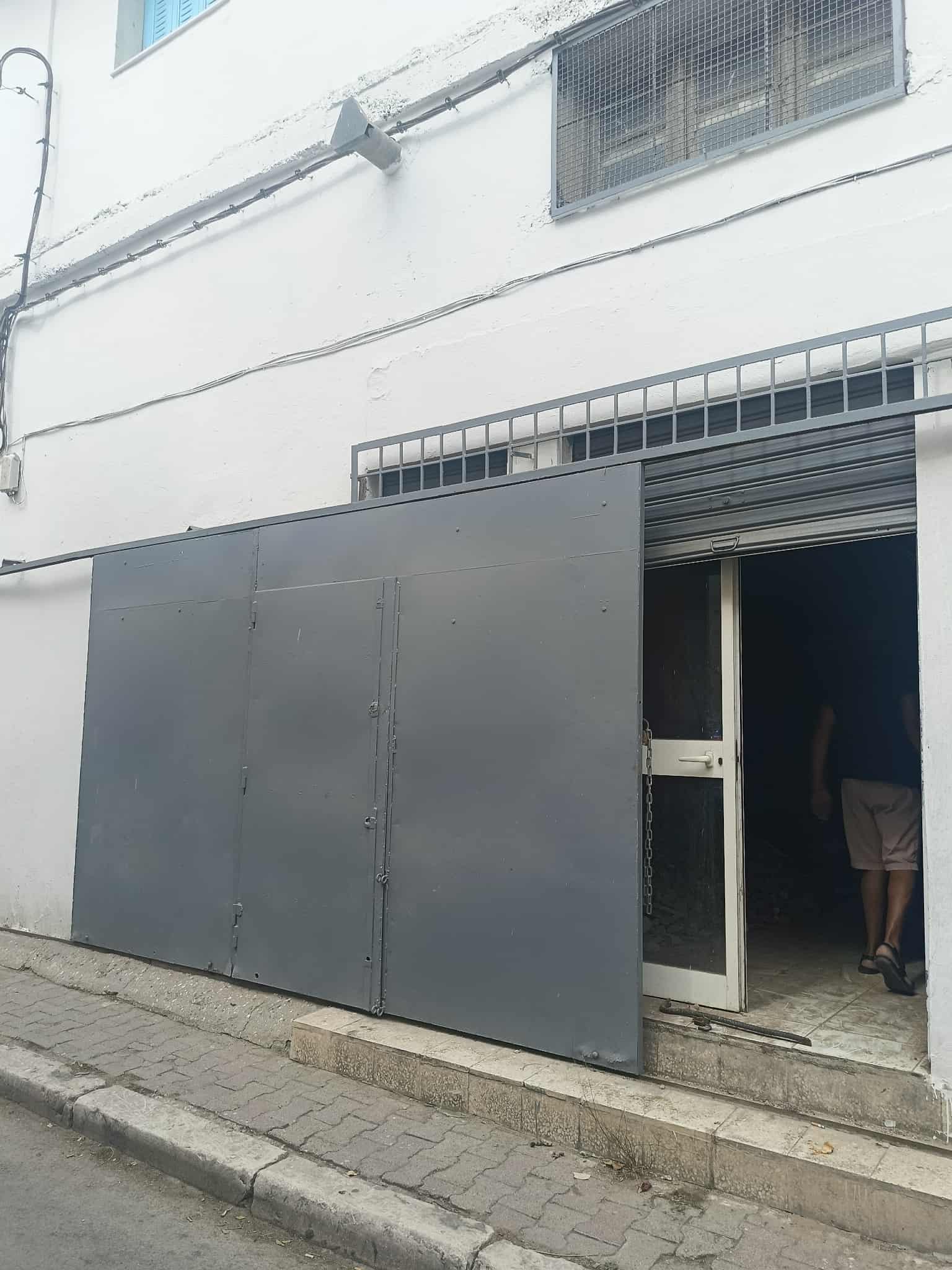 Deux bureaux et 3 locaux commerciaux à beb la3sal