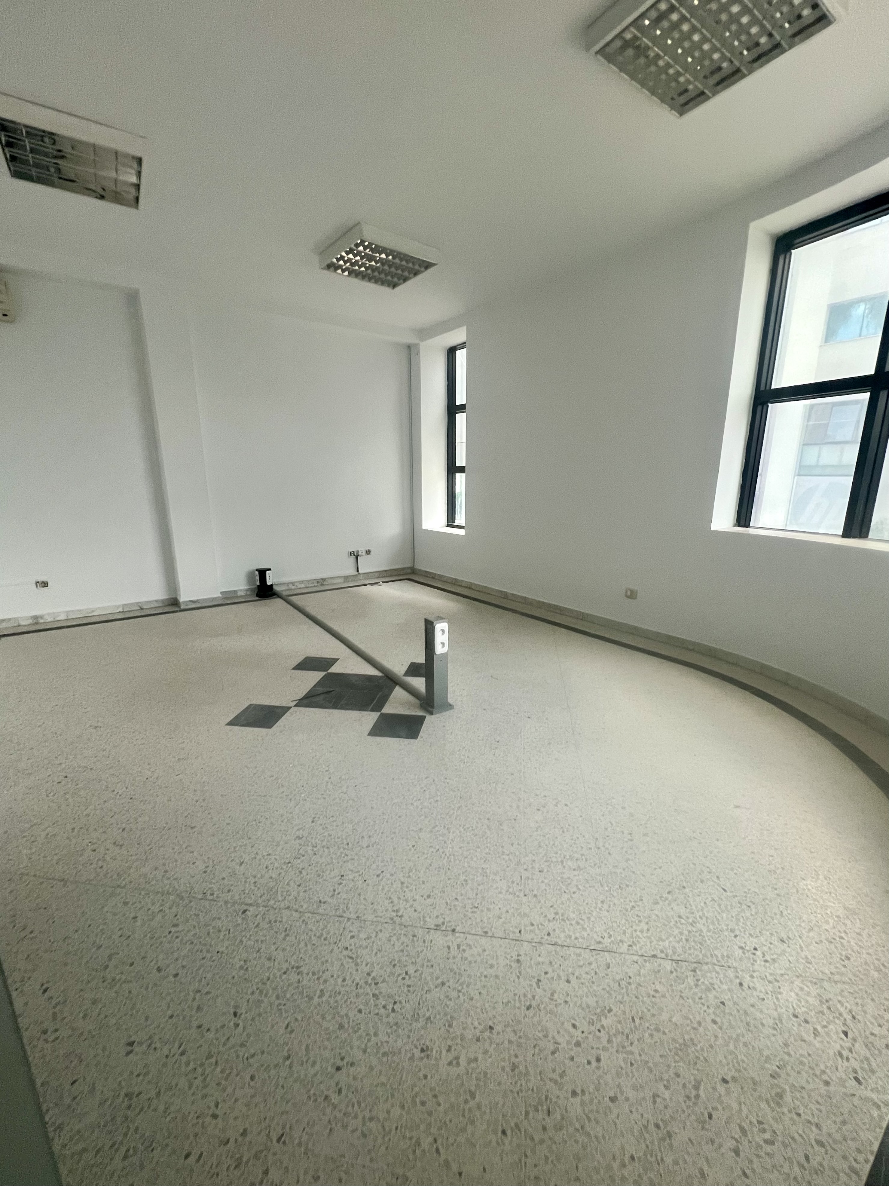Bureau h4 de 120 m2 aux berges du lac 1