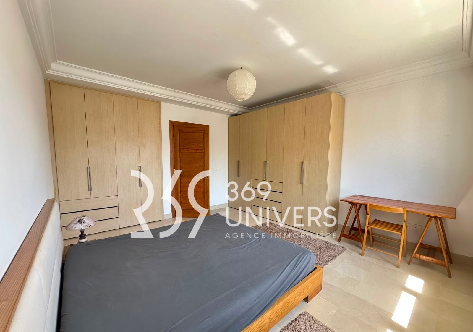 Etage meublé avec balcon à gammarth ref ra177