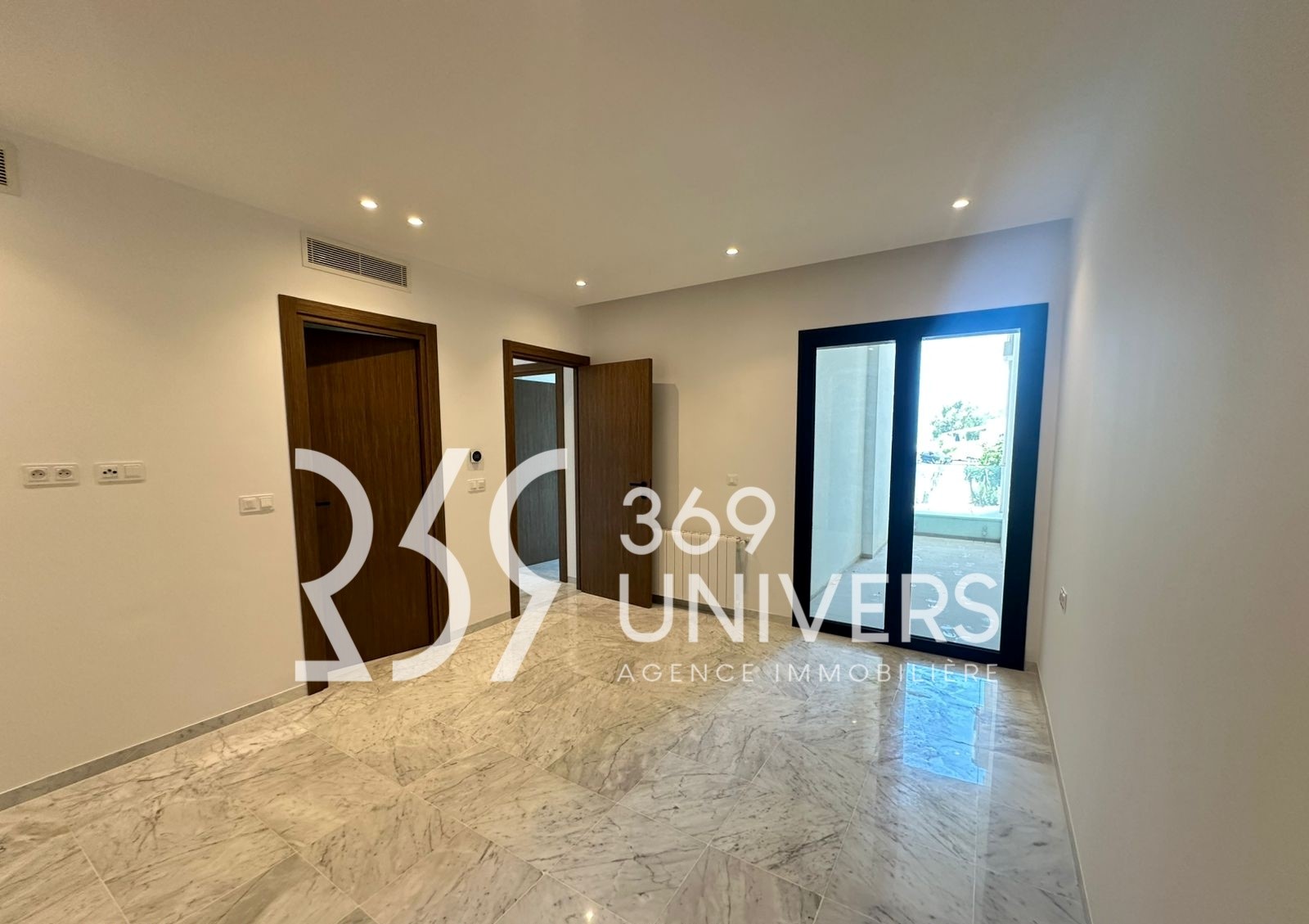 Appartement avec terrasse à la marsa ref ra173