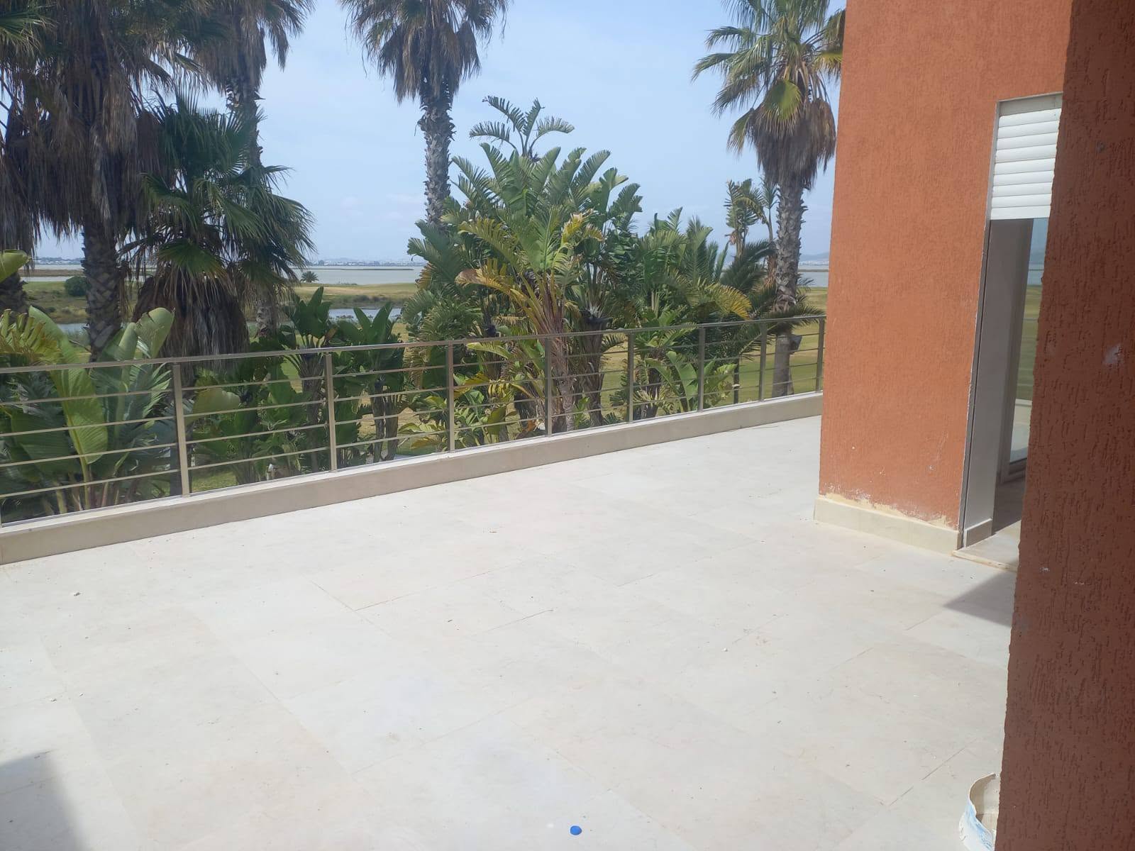 Appartement jamais habité au golf