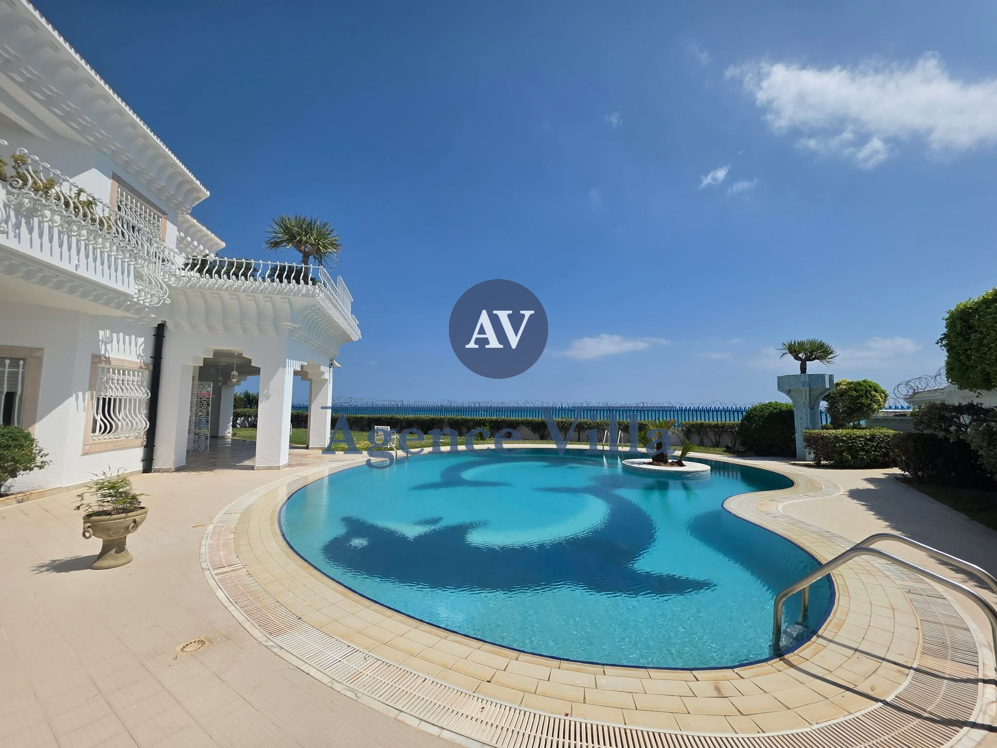 Villa de luxe avec piscine et vue sur mer