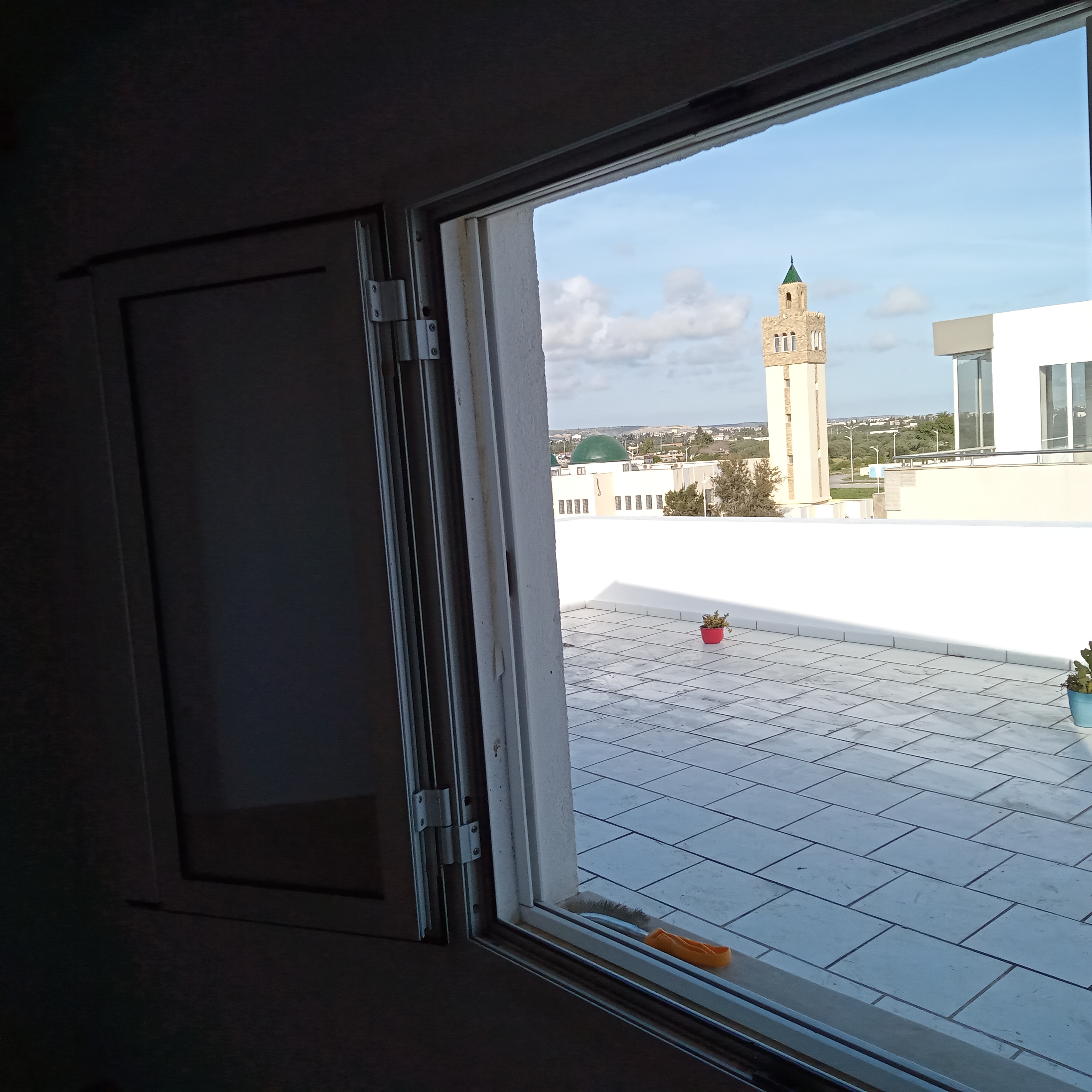 Studio meublé avec une grande terrasee