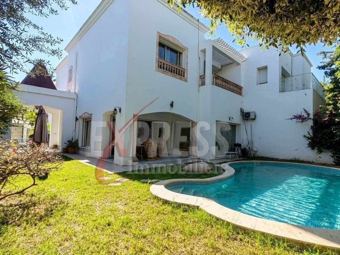 Villa sur deux niveaux avec jardin et piscine
