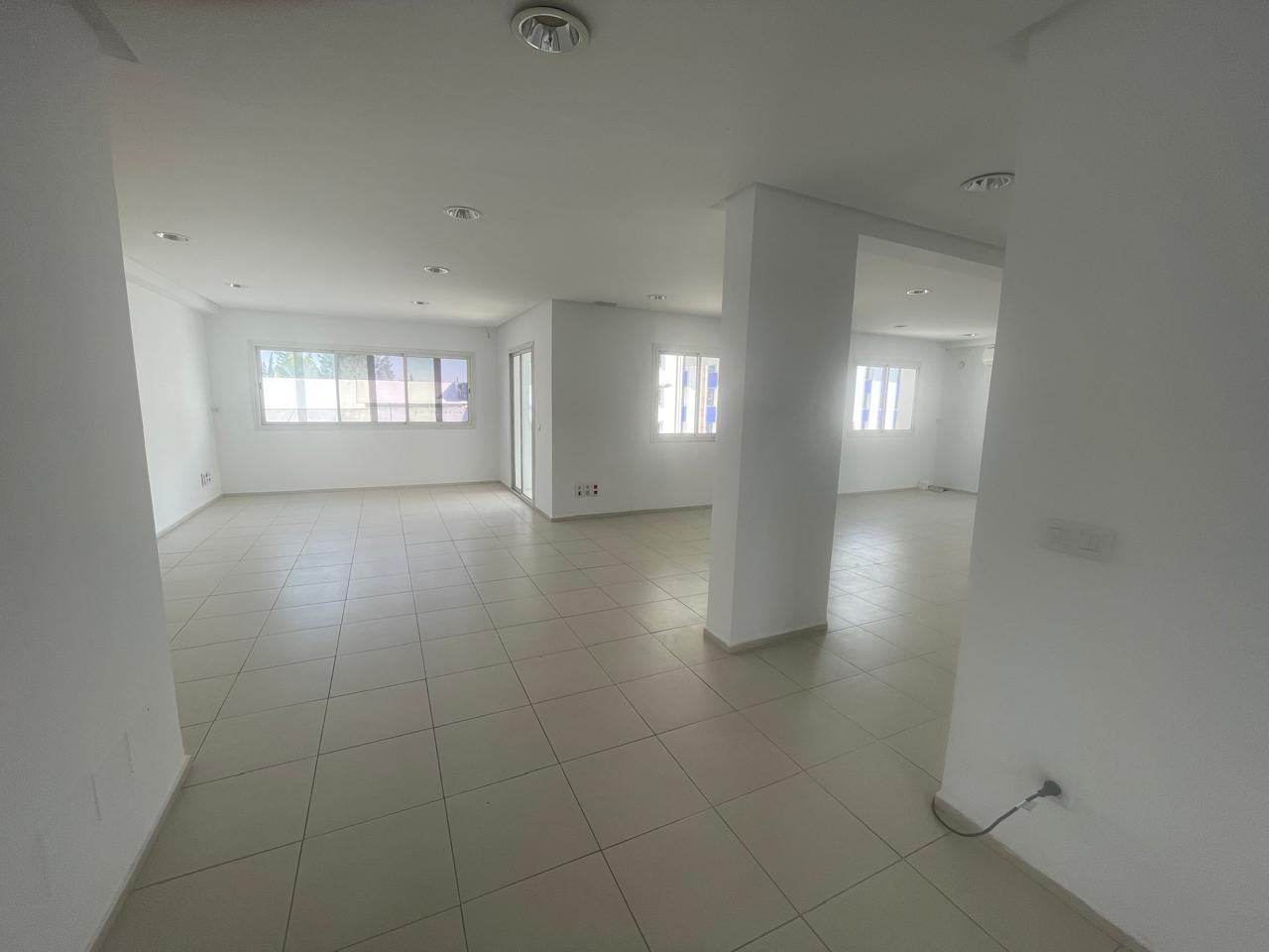 Bureaux avec open space et places de parking