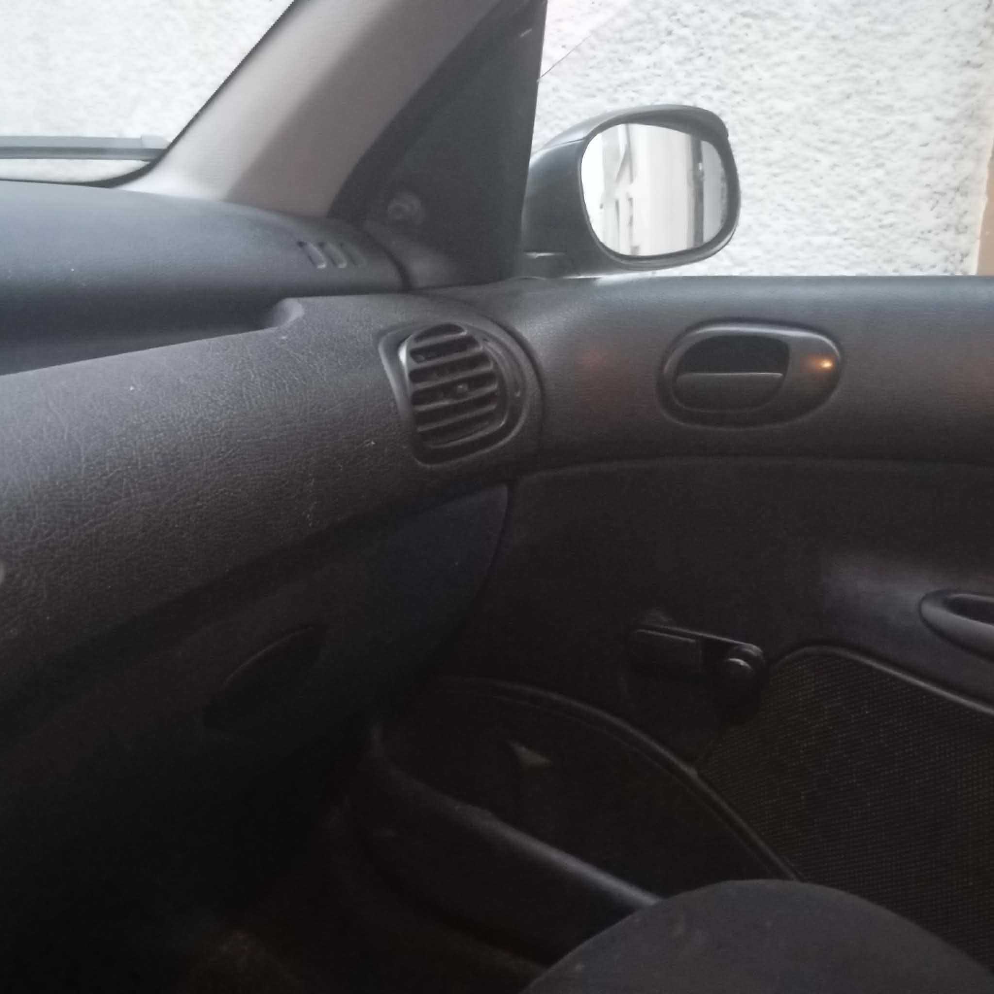 Une voiture peugeot 206