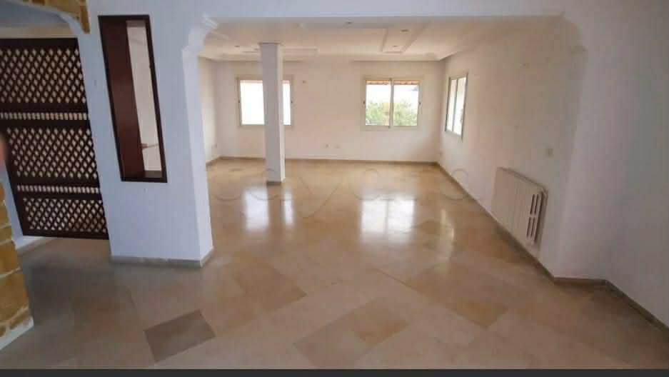 Etage de villa a ennasr 2400 d
