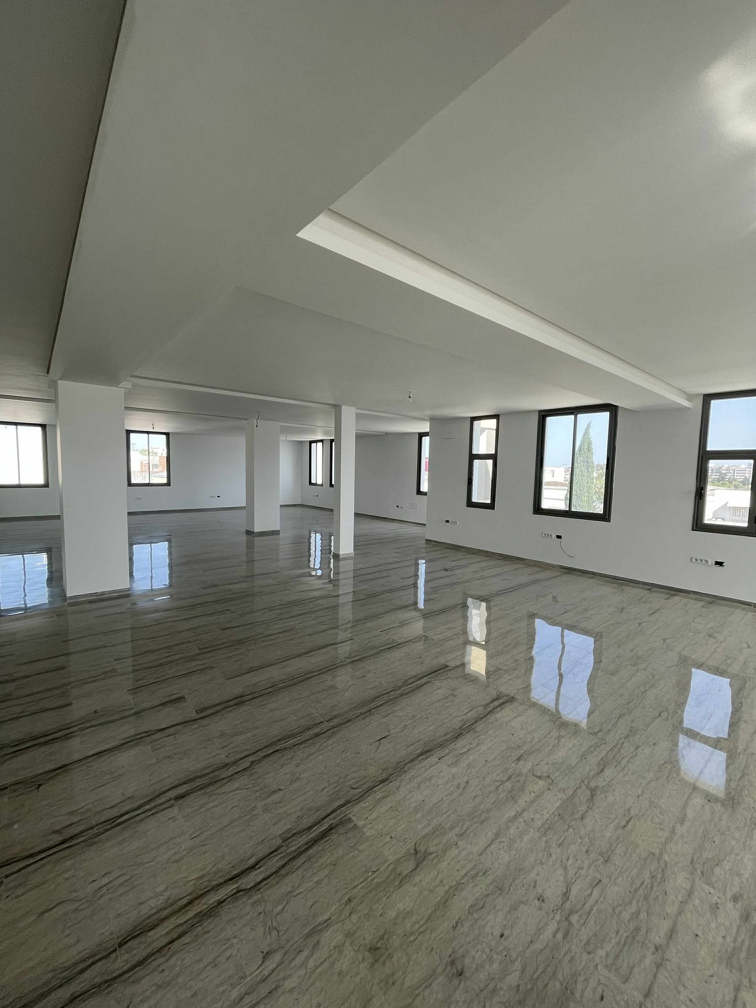 Plateau en 350m2 à alain savary