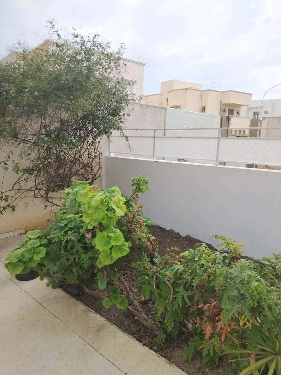 Jardin et 5 pièces rez de chaussée villa
