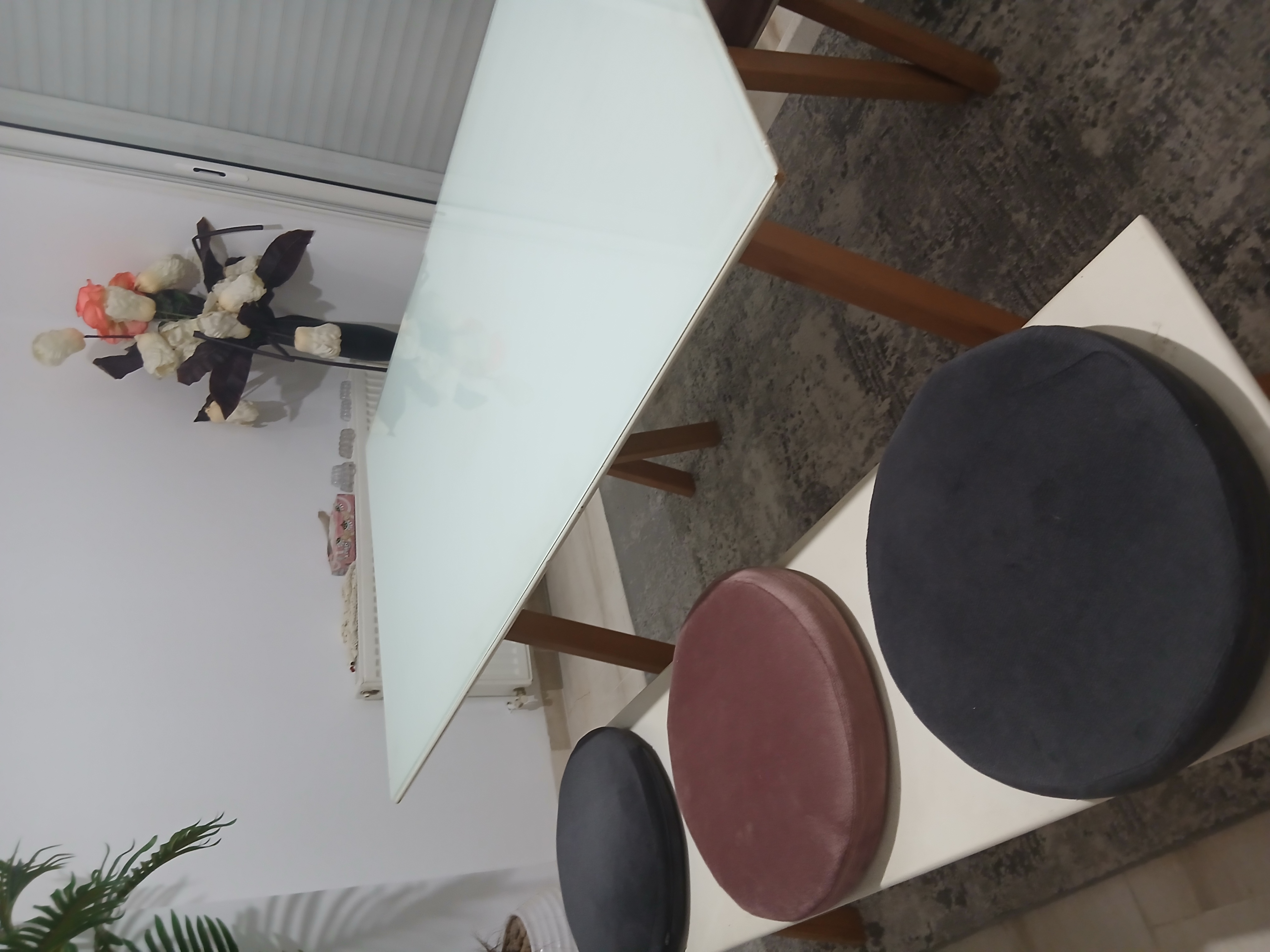 Table à manger plus 2 banquettes