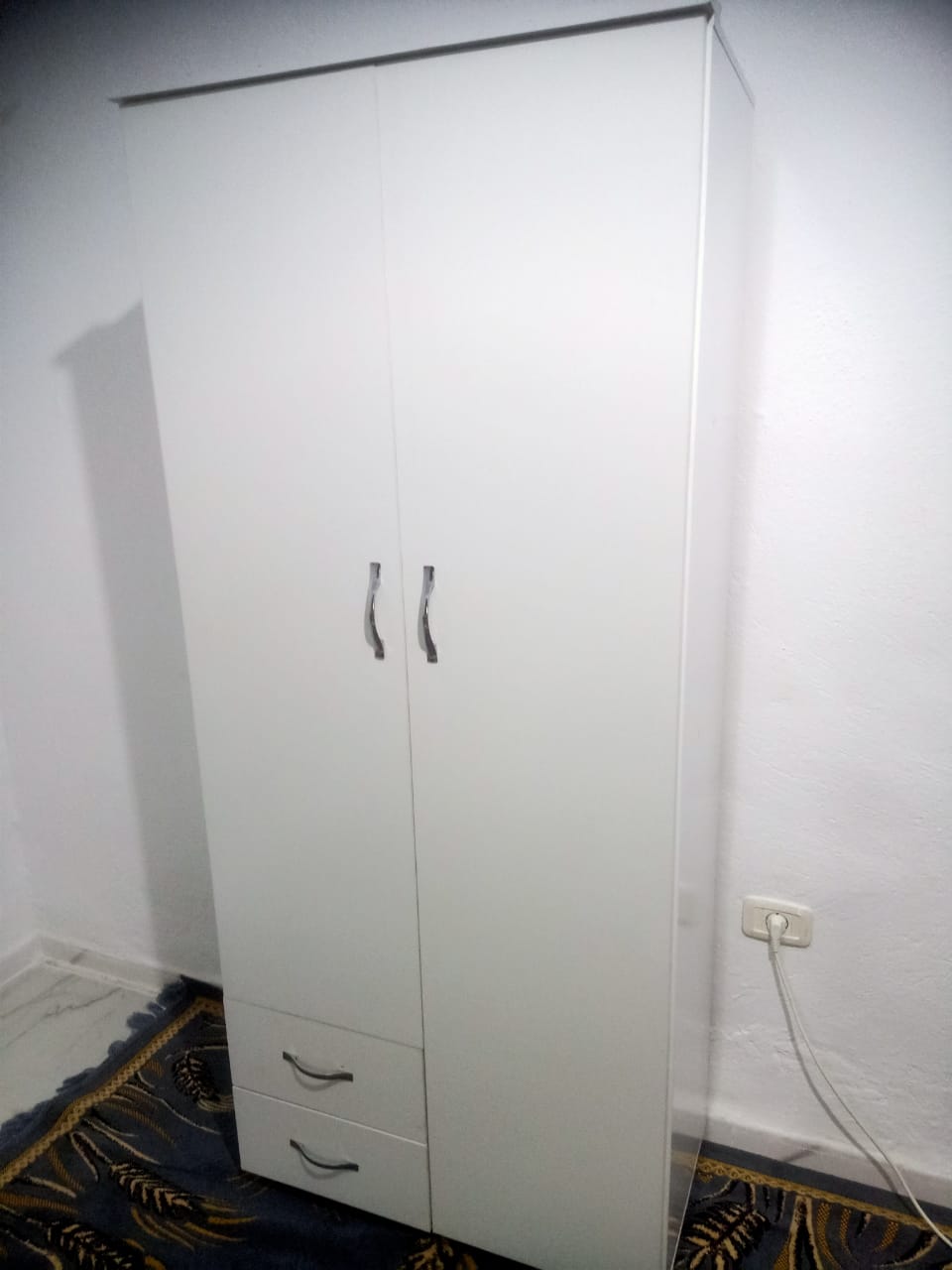 Amroire et lit avec matelas et table de nuit
