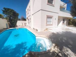 Villa s5 avec piscine a gammarth zone ref200a