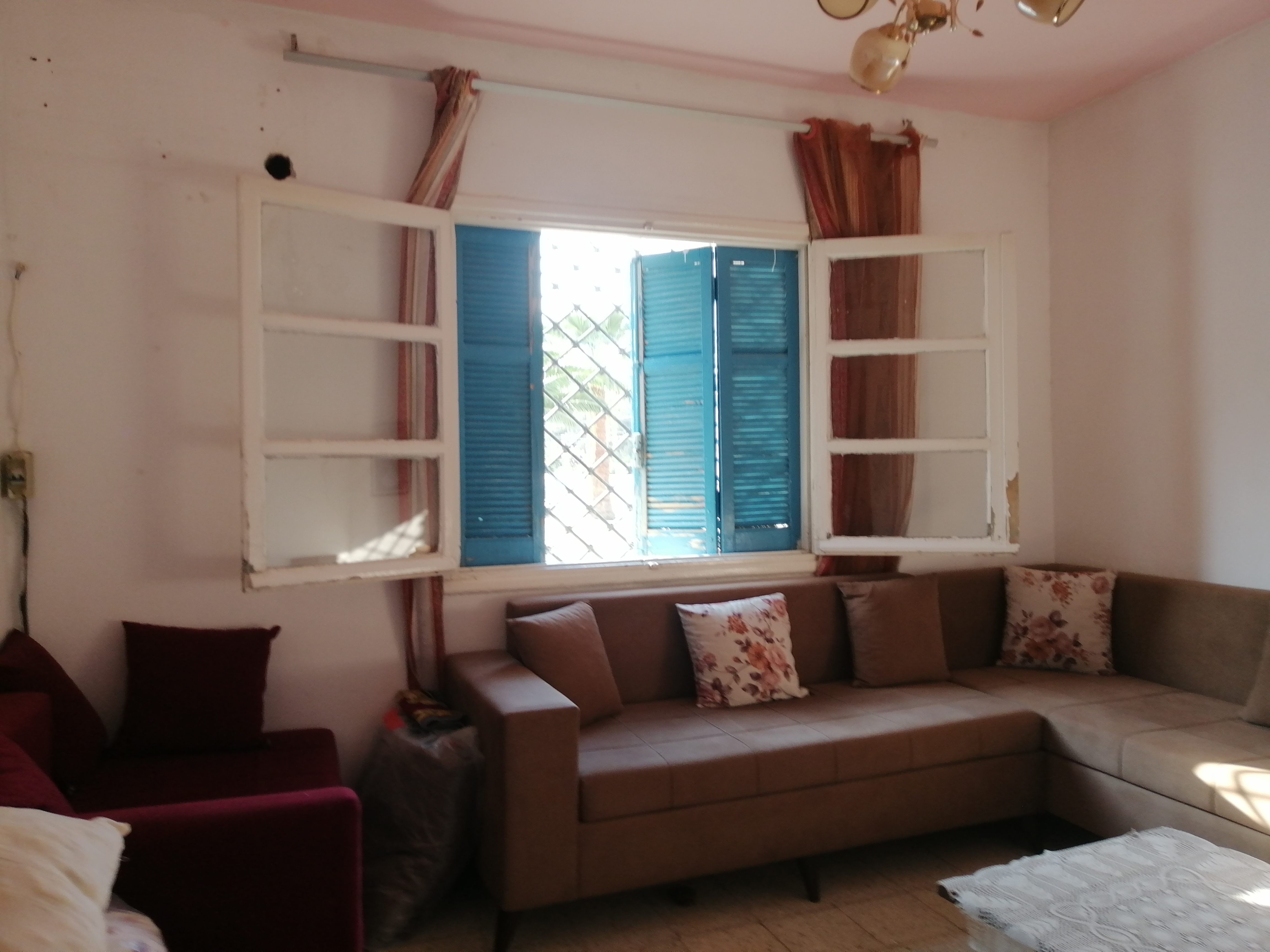 Appartement s plus trois richement meublé