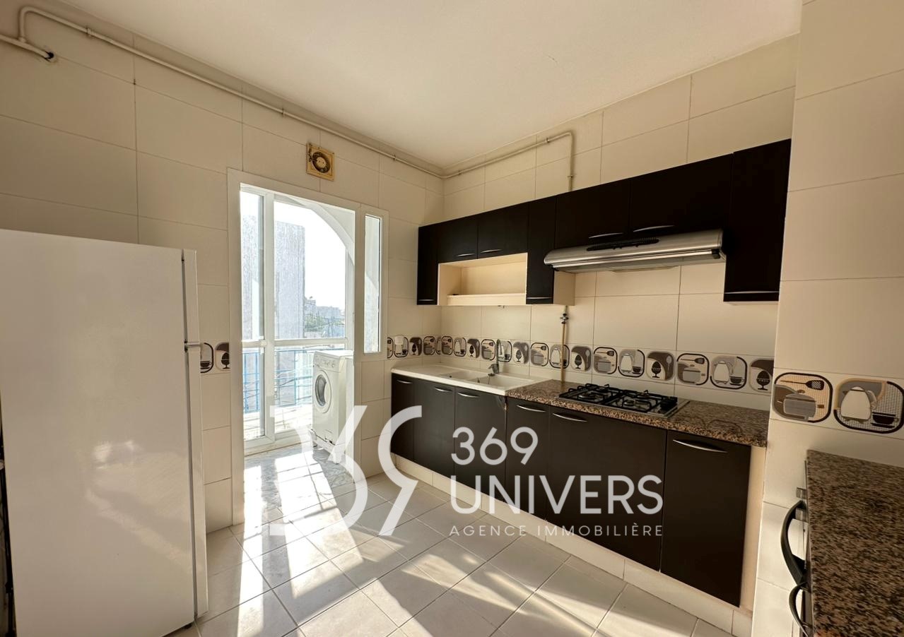 Appartement avec balcon à la marsa ref ra186