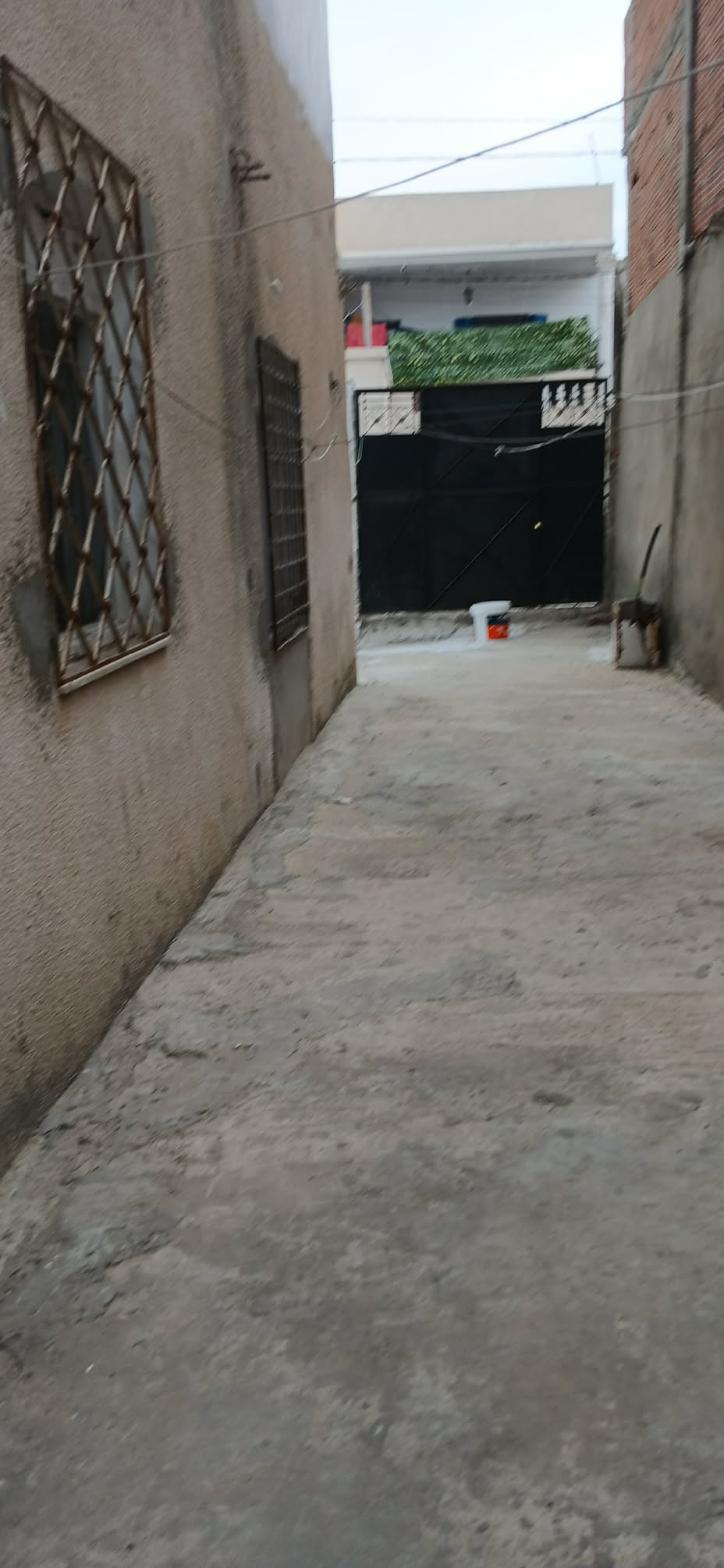 Maison à 2 chambre et 1 salon et salle de bain