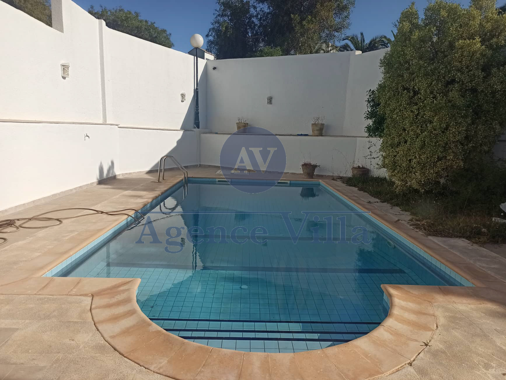 Une villa s4 avec piscine située à gammarth