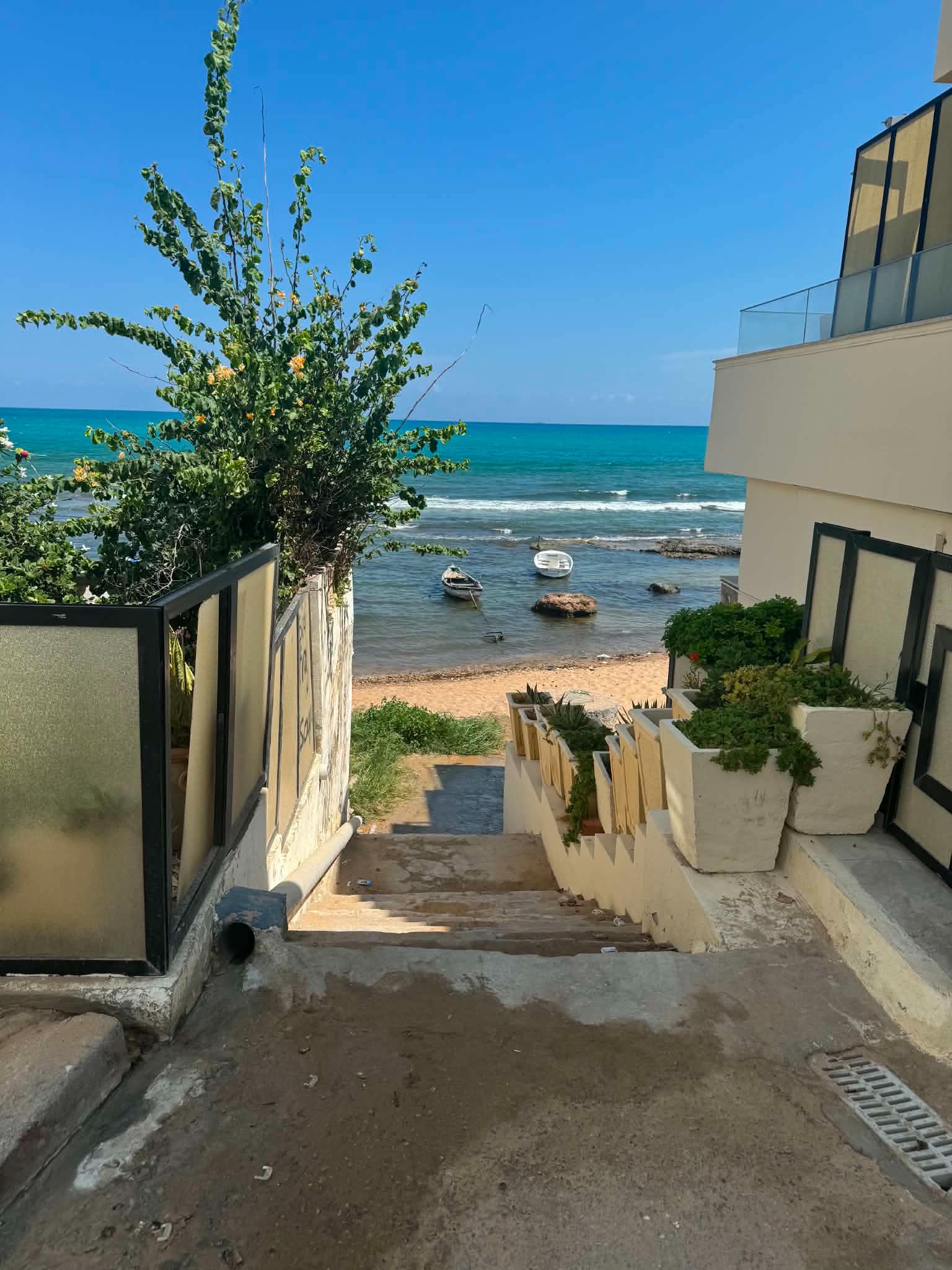 Petit appartement sympa pieds dans l eau