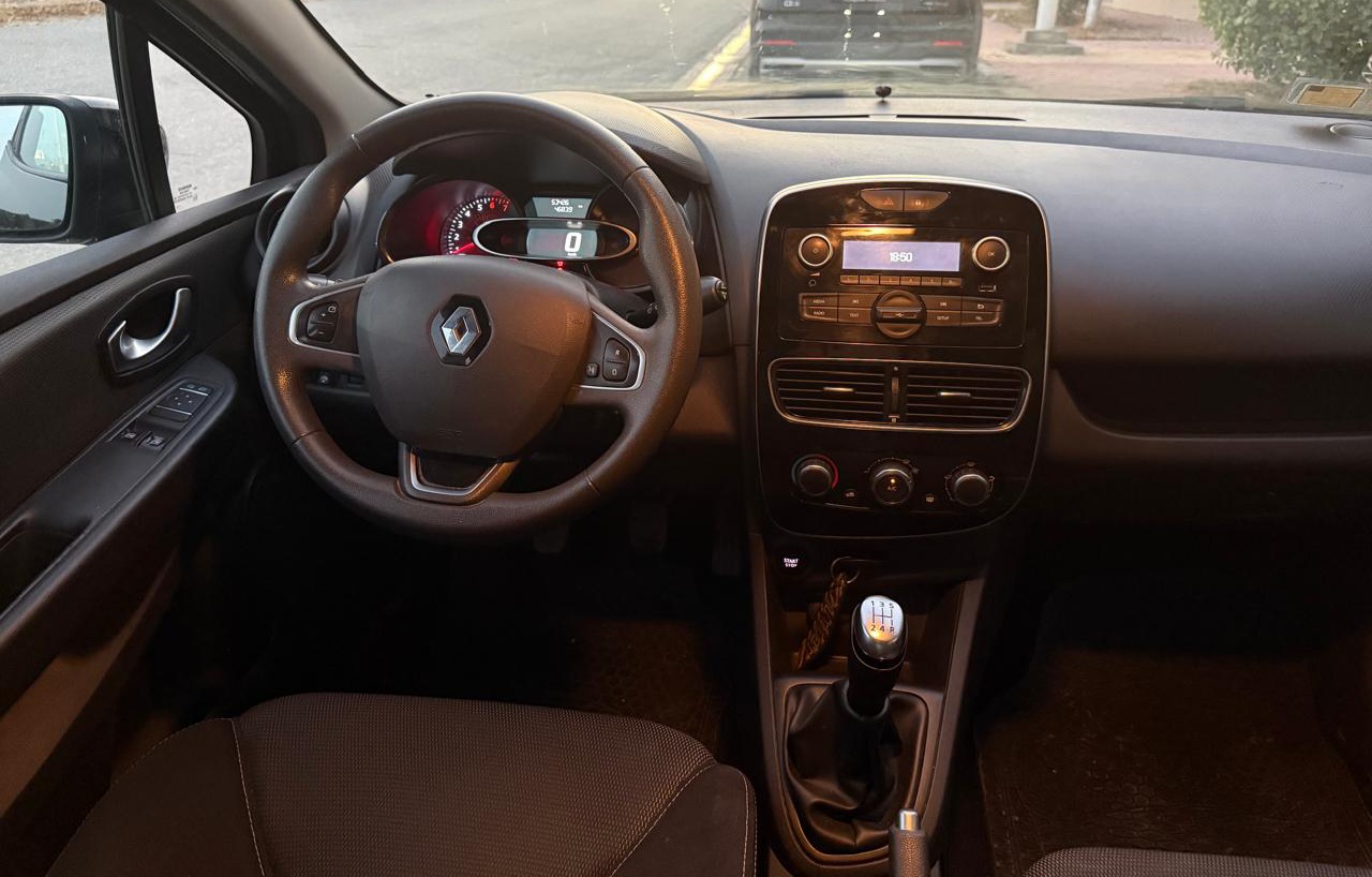 Clio 4 noire tres propre