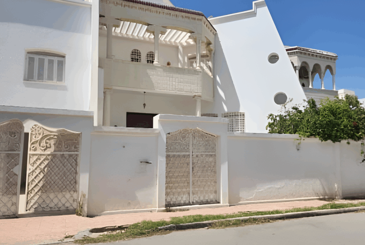 Superbe villa de 760 m a khzema ouest