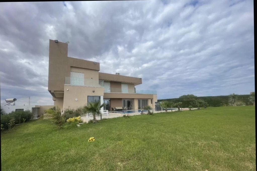 Magnifique villa avec piscine à rmila