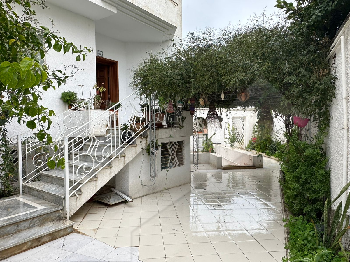 Av villa avec appartement à la marsa