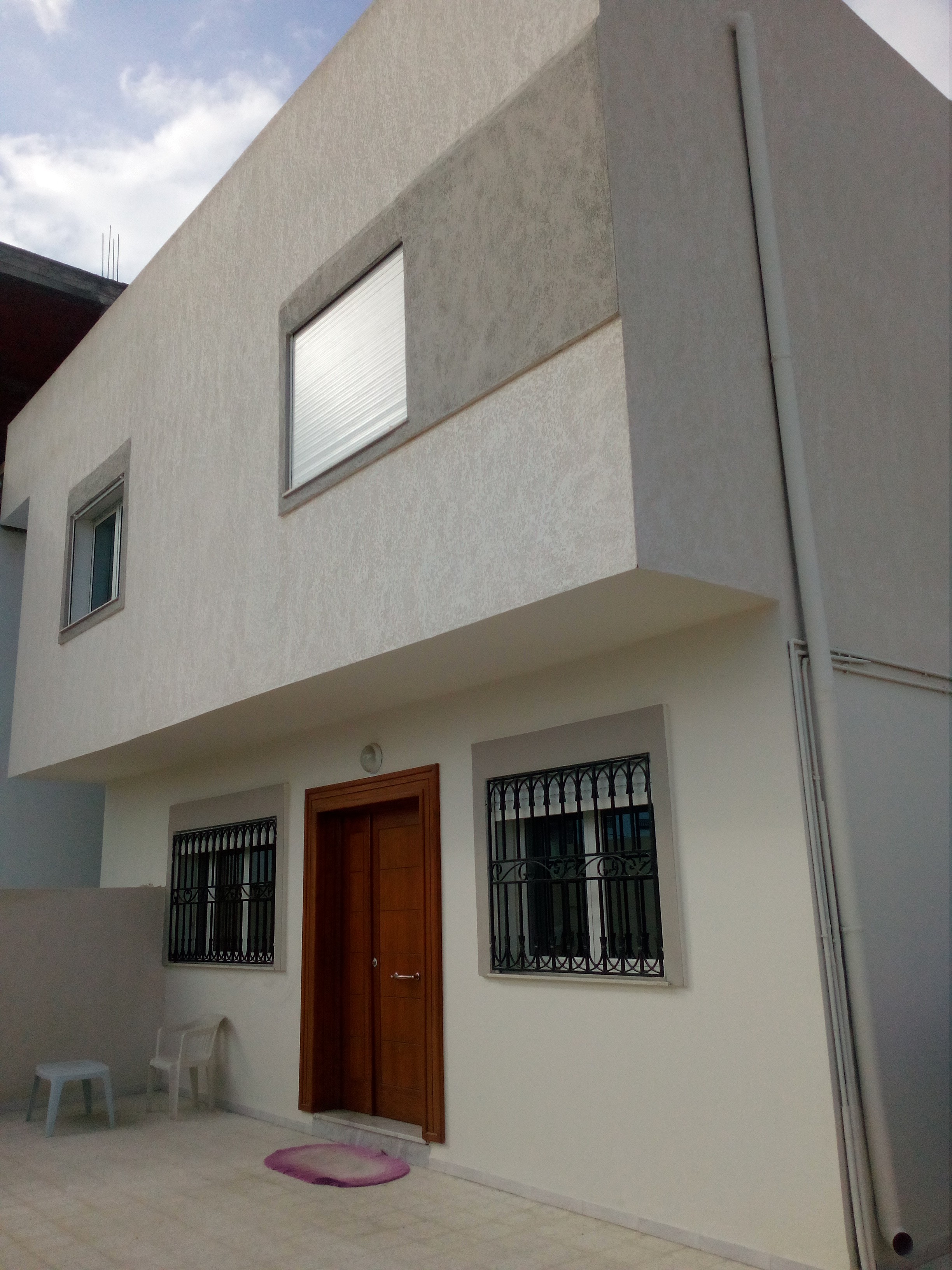 Villa de 2 étages près du rondpoint l'escale