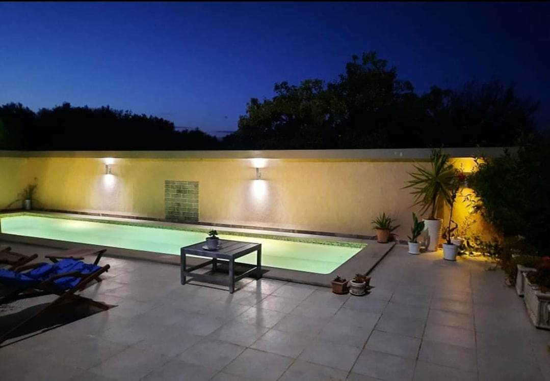 Villa avec piscine et grand jardin
