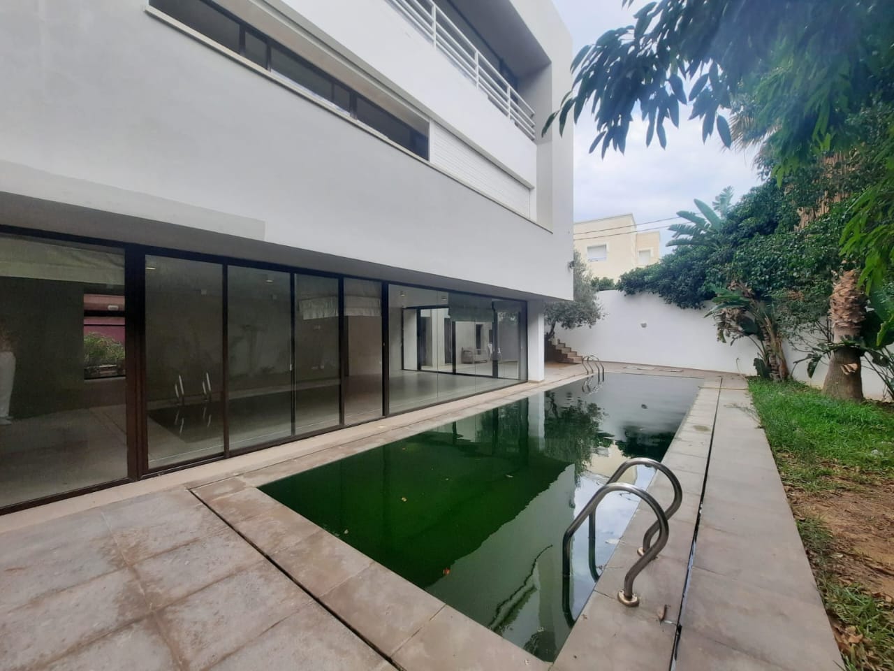 Coquette villa avec une piscine