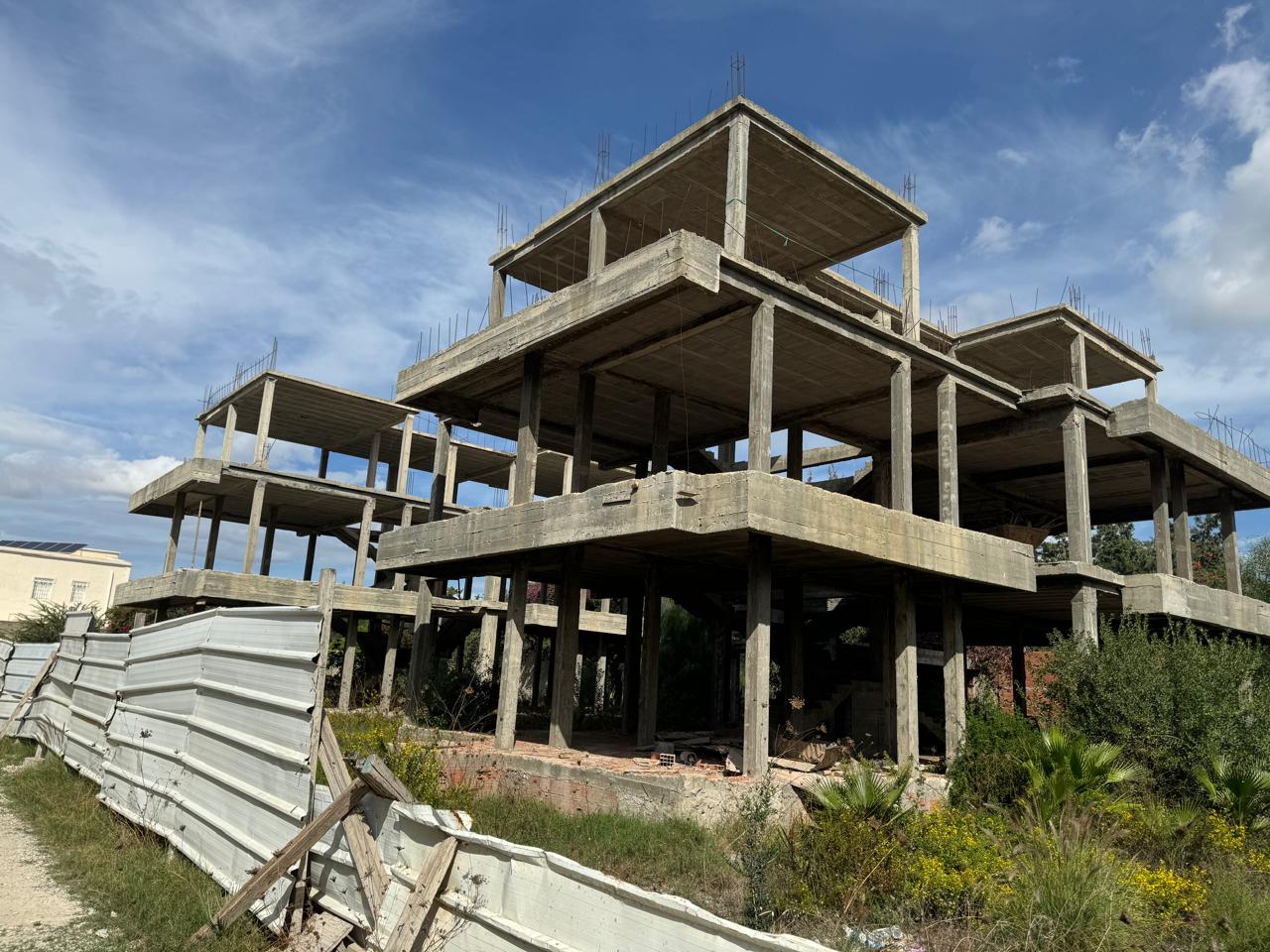 Projet residentiel inachevé à choutrana 2 soukra