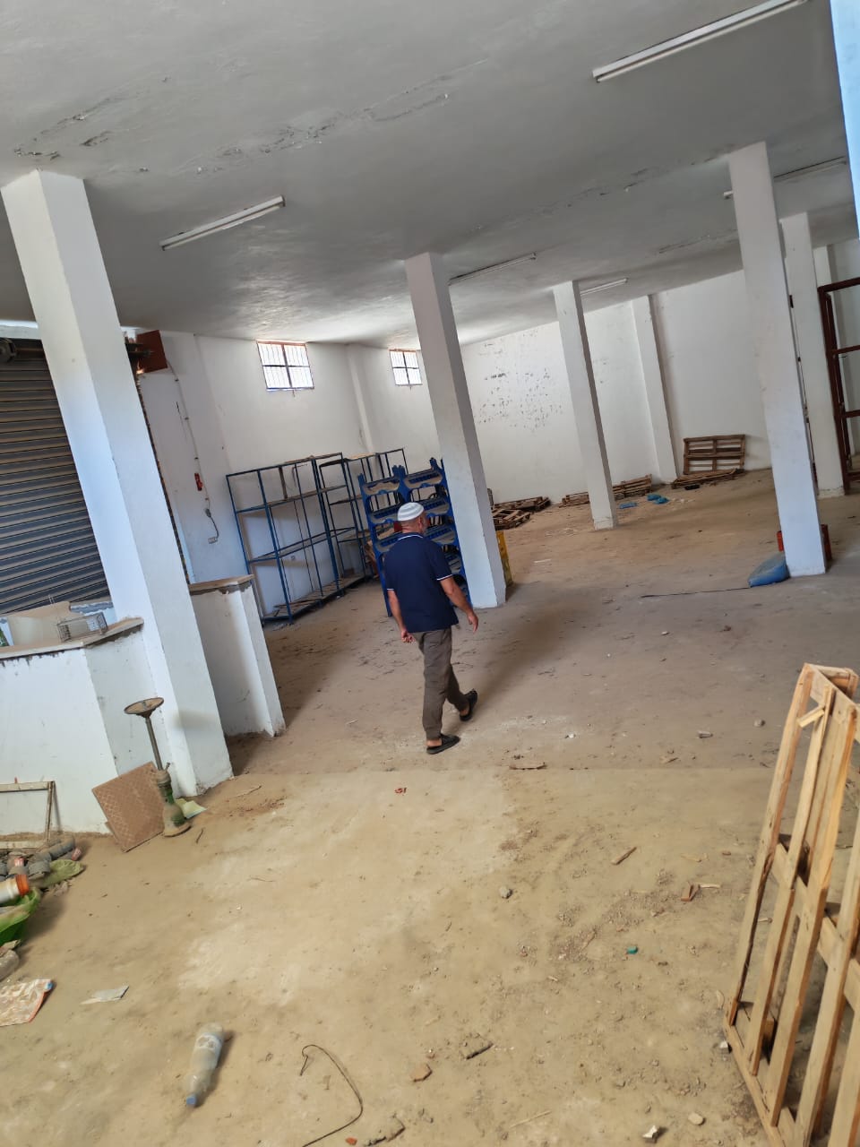 Espace comercial en rc avec 2 etages non acheves