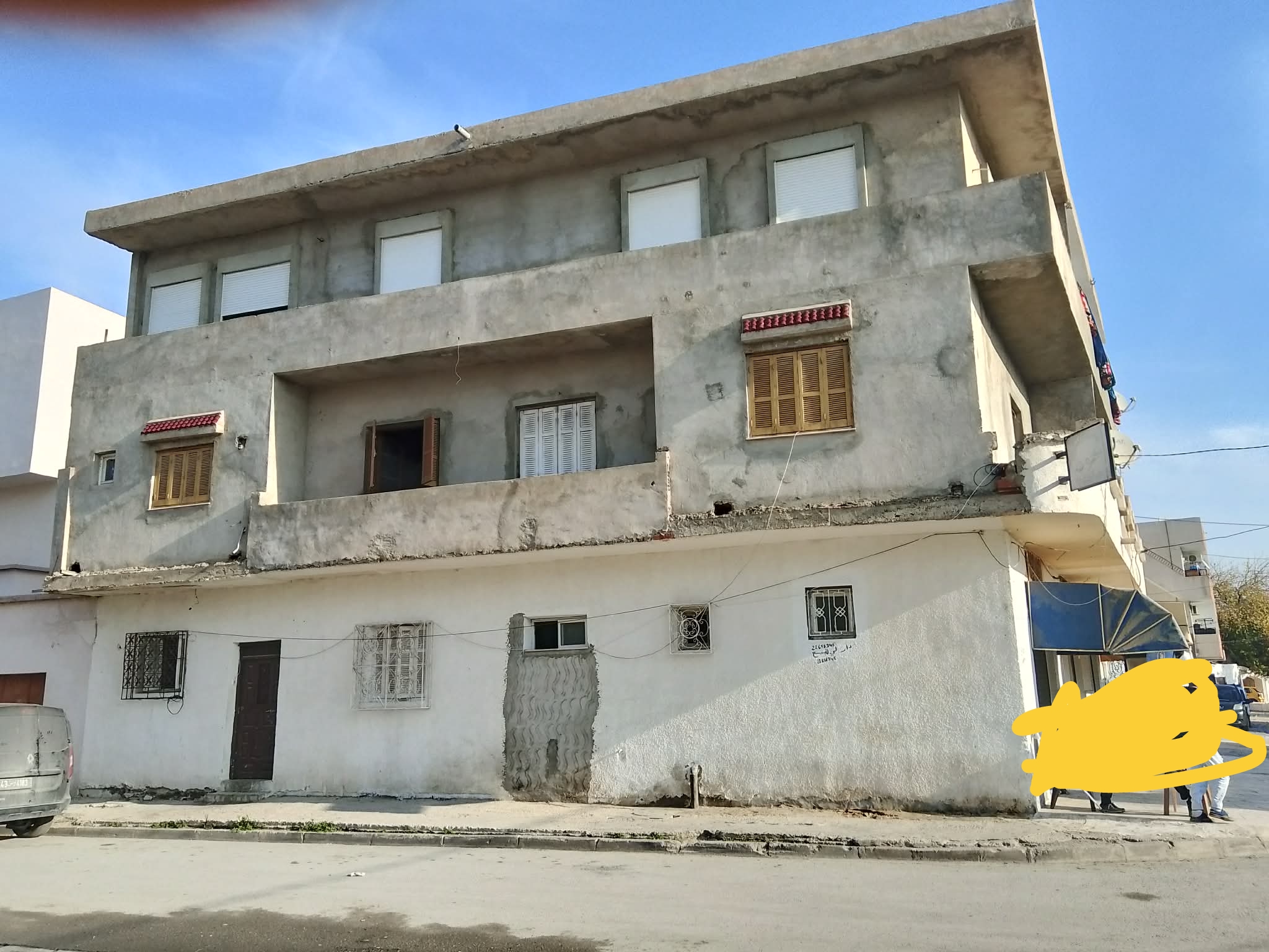 Maison et 4appartement et 3garages au den den