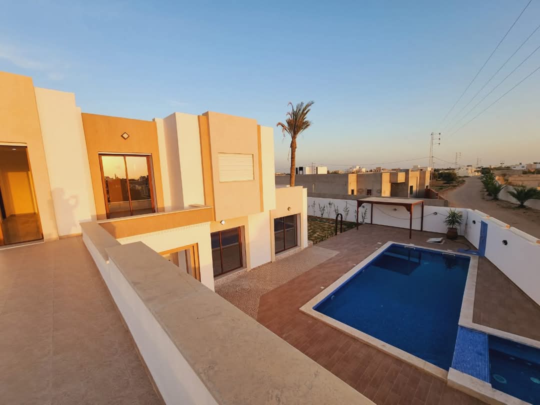 Villa de 2 niveaux avec piscine à arkou