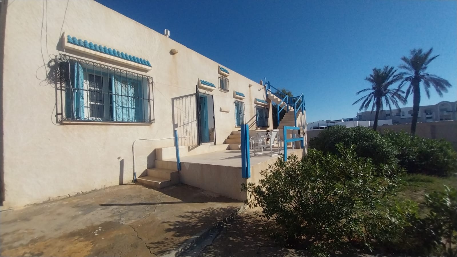 Maison à démolir sur terrain en zone touristique